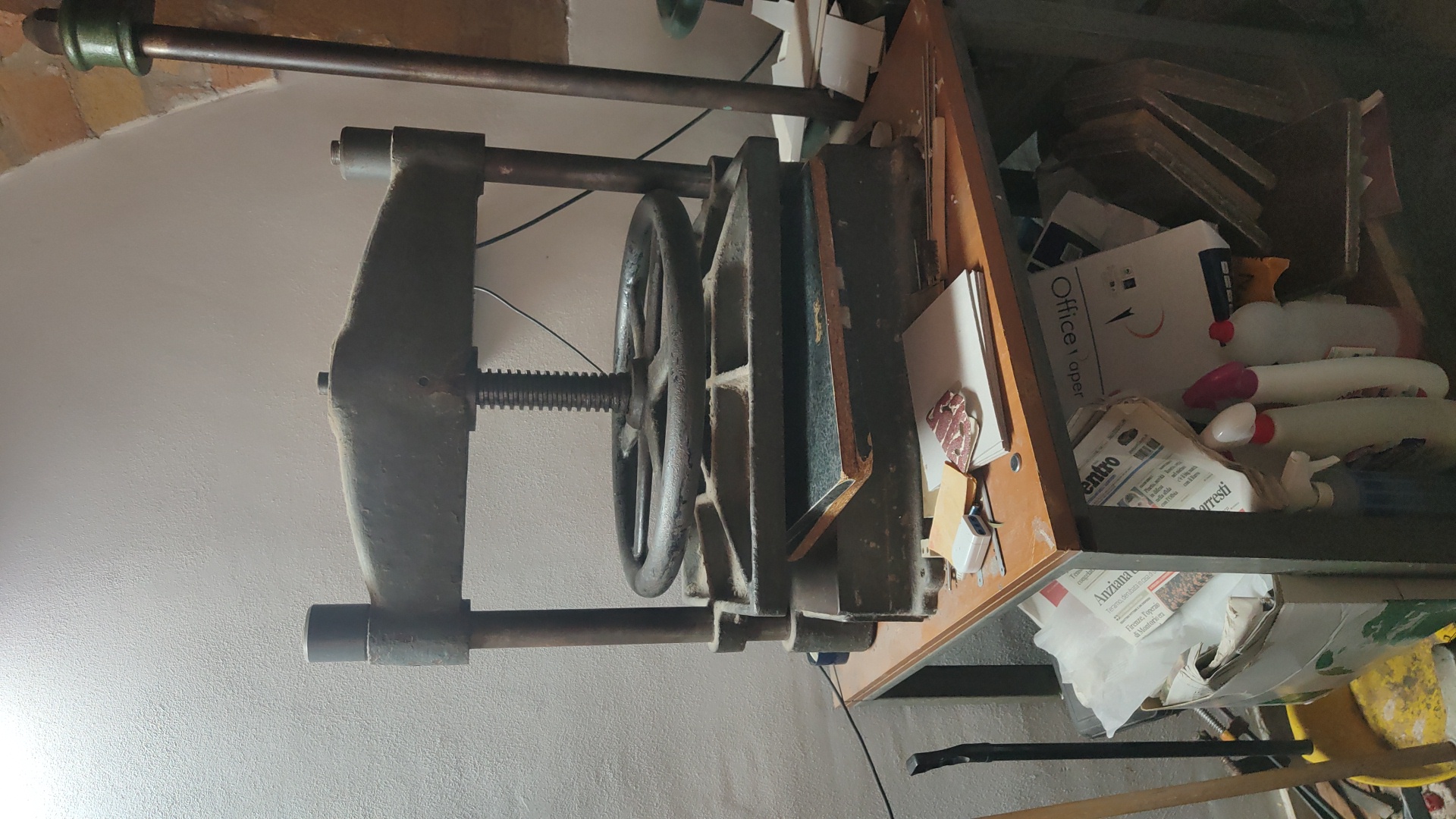Pressa a vite nel laboratorio di Gianluigi Cigno